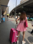 准备去赶车的粉裙妹子裙子好短肌肤好白 !